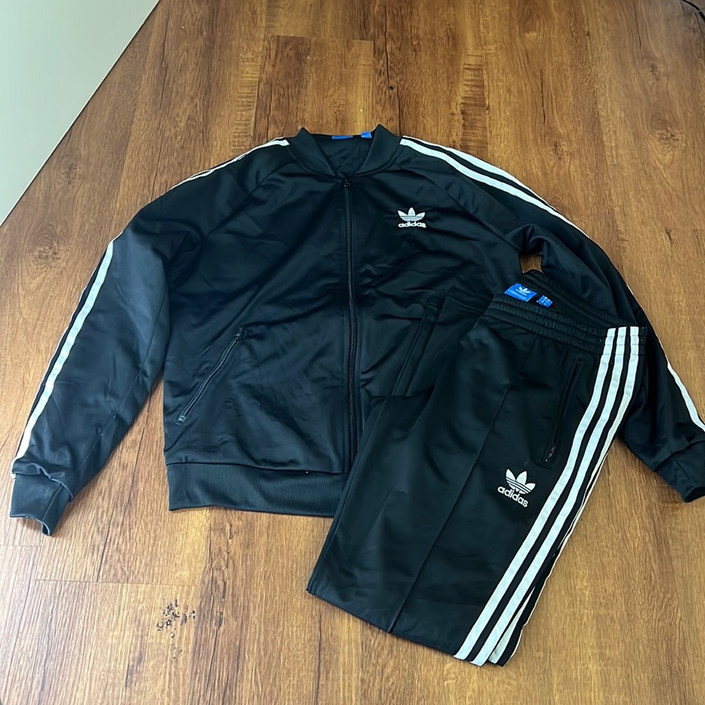 Adidas tracksuit size (M)